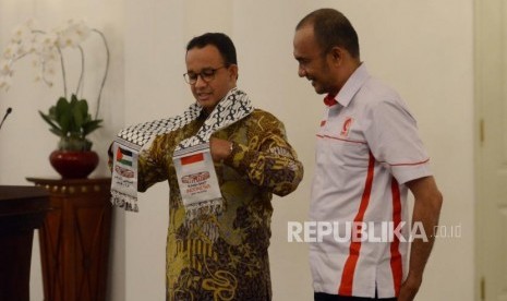 Pelepasan Relawan MER-C. Gubernur DKI Jakarta Anies Baswedan bersama Presidium Medical Emergency Rescue Committe (MER-C) Sarbini Abdul Murad berbincang usai pelepasan relawan MER-C di gedung Balaikota Jakarta, Jumat (22/2).