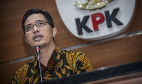 Juru Bicara KPK Febri Diansyah memberikan keterangan pers terkait kasus dugaan korupsi pengadaan pekerja jasa konsultansi di Perum Jasa Tirta II Tahun 2017, di Gedung KPK, Jakarta, Jumat (7/12/2018).