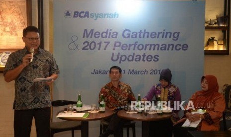 Presiden Direktur BCA Syariah Jhon Kosasih memberikan paparan saat acara media gathering di Jakarta, Rabu (21/3).