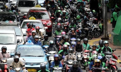 Sejumlah kendaraan terjebak kemacetan di kawasan Palmerah, Jakarta, Senin (15/1).