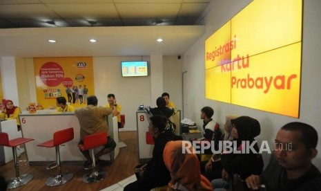 Warga mengantri untuk melakukan registrasi ulang kartu SIM prabayar di Galeri Indosat, Kota Bogor, Jawa Barat, Rabu (28/2).