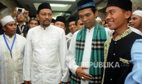 Ceramah. Ustad Abdul Somad (kedua kanan) usai menyampaikan ceramah di Gedung Sarana Jaya, Tanah Abang, Jakarta, Kamis (28/12).