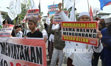 Puluhan massa dari Aliansi Pergerakan Islam Jawa Barat (API Jabar) menggelar aksi pernyataan sikap menolak LGBT, di depan Gedung Sate, Kota Bandung, Jumat (29/12).