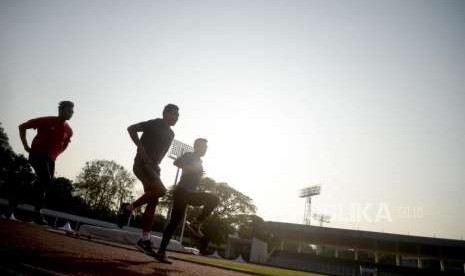 Atlet Atletik berlatih di Stadion Madya, Komplek GBK, Jakarta.