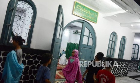  Kemenag Izinkan Tarawih di Masjid dengan 50 Persen Jamaah. Sejumlah kaum Muslim usai melaksanakan Shalat Tarawih di Masjid Jami Al-Makmur, Cikini, Jakarta, Ahad (12/5).