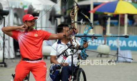 Atlet Panahan Indonesia Muhamad Ali bersiap melepaskan anak panah pada babak perebutan posisi ketiga cabang olahraga panahan putra Asian Para Games 2018 di Lapangan Panahan Gelora Bung Karno, Senayan, Jakarta, Rabu (10/10).