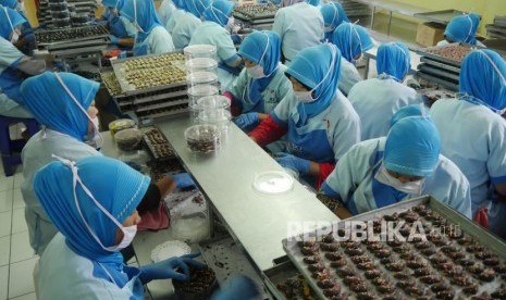 Para karyawan membuat kue kering di pabrik kue kering Ina Cookies, di Jalan Bojongkoneng, Kota Bandung, Kamis (7/6).