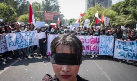  Ratusan mahasiswa menggelar aksi di Simpang Lima, Kabupaten Garut, Jawa Barat, Rabu (25/9).