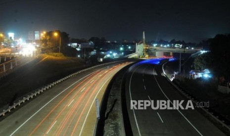 Kendaraan melintasi ruas Jalan Tol Bogor-Ciawi-Sukabumi (Bocimi) seksi I di Ciawi, Kabupaten Bogor, Jawa Barat, Sabtu (9/6).