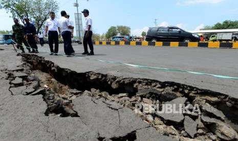 Petugas melihat kondisi area parkir ruang tunggu yang retak akibat gempa di Pelabuhan Kayangan, Lombok Timur, NTB, Selasa (21/8).