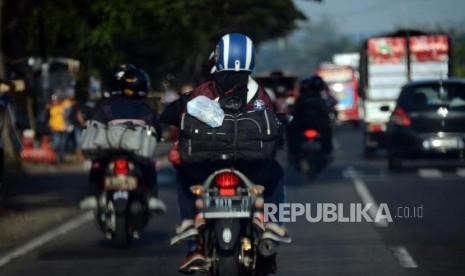 Pemudik sepeda motor melintasi Jalan Raya Pantura, Cirebon, Jawa Barat, ilustrasi