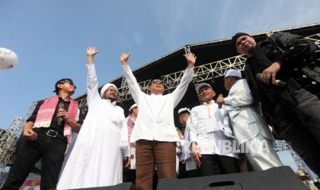 Calon presiden nomor urut 2 Prabowo Subianto (tengah) bersama para ustadz bersama para pimpinan terkait menghadiri reuni aksi 212 di Lapangan Monumen Nasional, Jakarta, Ahad, (2/12).