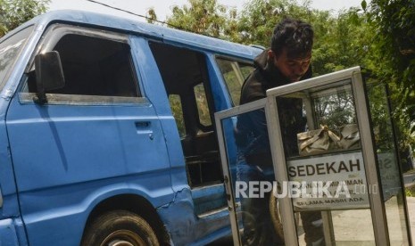 Bersedekah, menjadi amalan yang akan dilipatkangandakan pahalanya saat Ramadhan. Foto, supir angkot mengambil makanan dan minuman sedekah yang tersedia di kawasan Cirendeu, Tangerang Selatan (ilustrasi)