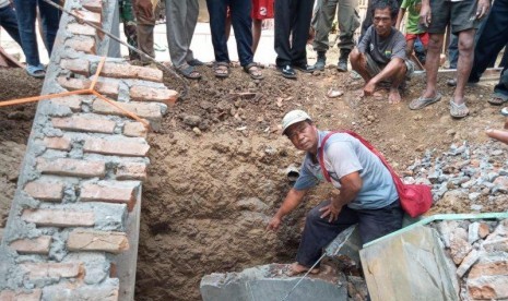  Apong Soleh (65) warga Kampung Sukadami, Desa Saganten, Kecamatan Sindangbarang, Kabupaten Cianjur, tewas tertimpa bangunan kamar mandi rumahnya saat sedang memperbaiki septic tank, Selasa (24/9).