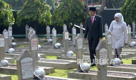 Presiden Joko Widodo bersama Mensos Khofifah Indar Parawansa bersiap melakukan tabur bunga dalam rangkaian upacara Ziarah Hari Pahlawan 2017 di Taman Makam Pahlawan Kalibata, Jakarta, Jumat (10/11). Kegiatan ini rutin dilakukan setiap 10 November untuk mengenang jasa para pahlawan yang telah gugur dalam memperjuangkan kemerdekaan Indonesia