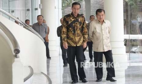 Jokowi Temui JK, Presiden Joko Widodo (kiri) bersama Wapres Jusuf Kalla usai pertemuan di Istana Wakil Presiden, Jakarta, Kamis (9/8).