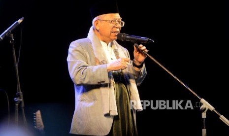 Calon wakil presiden nomor urut 01 KH Ma'ruf Amin saat memberikan sambutan pada acara Konser Nasyid dan Sholawat di Istora Senayan, Jakarta, Sabtu (20/10).