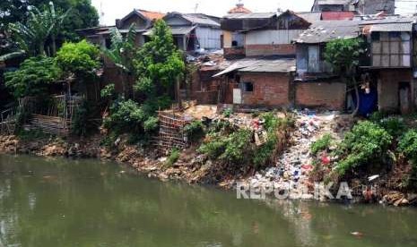 Salah satu rumah yang membuang sampah ke aliran sungai 