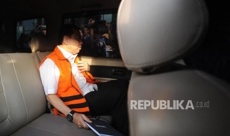 Tersangka kasus korupsi KTP elektronik Setya Novanto menaiki mobil tahanan seusai menjalani pemeriksaan di Gedung KPK, Jakarta, Selasa (19/12).