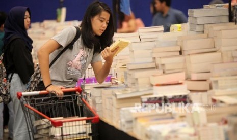 Pengujung melihat-melihat buku saat Big Bad Wolf Book Sale Jakarta 2018 di ICE BSD City, Tangerang, Banten, Rabu (28/3).