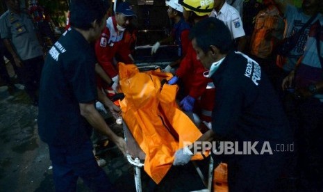 Jenazah Lion Air JT610. Petugas memindahkan jenazah korban kecelakaan Pesawat Lion Air JT 610 di Kamar Jenazah RS Polri, Jakarta, Senin (29/10).