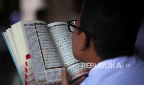 Seorang pelajar membaca Alquran 