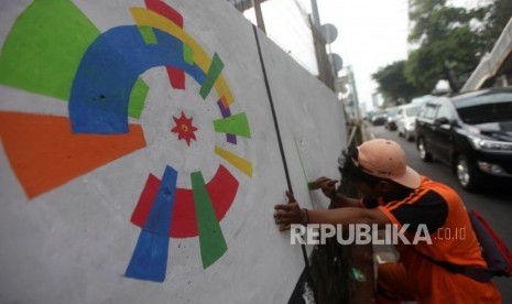 Petugas PPSU membuat mural tema Asian Games di Kawasan TB Simatupang, Jakarta, Rabu (16/5).