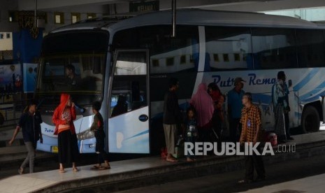  Bus antar kota menurunkan penumpang di terminal. (Ilustrasi) 