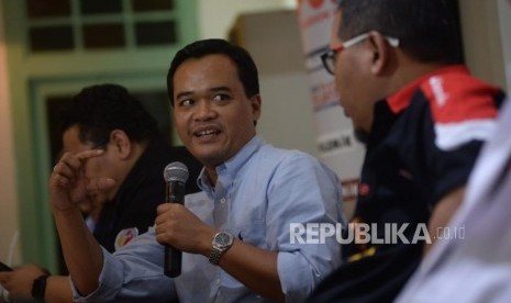 nalis Komunikasi Politik UIN Jakarta Gun Gun Heryanto menyampaikan pendapatnya dalam diskusi Polemik di Jakarta, Sabtu (5/5).