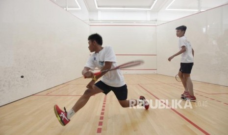 Sejumlah anak bermain squash di Lapangan Squash Gelora Bung Karno, Jakarta, Sabtu (27/7).