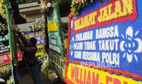 Pekerja meletakan karangan bunga duka cita pasca insiden kerusuhan antara petugas kepolisian dan narapidana di Mako Brimob, Depok, Jawa Barat, Kamis (10/5).