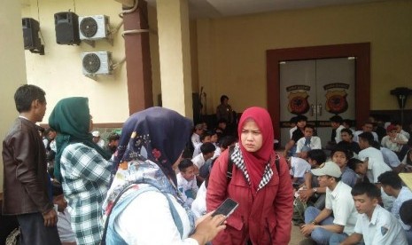  Ratusan pelajar di Kota Bogor diamankan oleh polisi bersama petugas gabungan di Markas Polresta Bogor Kota setelah diduga hendak berangkat demo ke Gedung DPR RI, Senin (30/9).