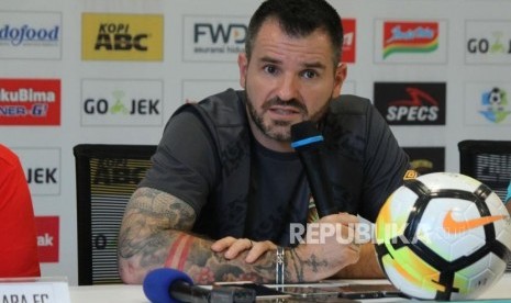 Pelatih Bhayangkara FC Simon McMenemy menjawab pertanyaan wartawan saat konferensi pers di Graha Persib, Kota Bandung, Rabu (30/5).