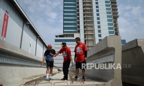 Tinjau Pabrikasi Beton LRT. Menteri Perhubungan Budi Karya Sumadi (tengah) meninjau lokasi pabrikasi beton LRT di Jakarta, Ahad (29/4).