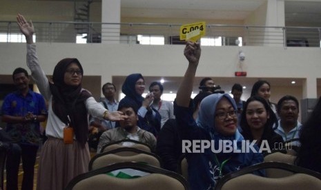  Peserta  lelang saat  mengikuti lelang  barang-barang sitaan KPK di gedung KPK, Jakarta, Rabu (25/7).