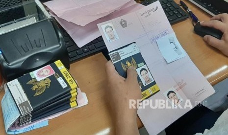 Petugas Kementerian Agama sedang melakukan pendataan pembuatan visa haji untik calon jamaah haji Indonesia di kantor Kementrian Agama RI di Jakarta, Selasa (25/6).