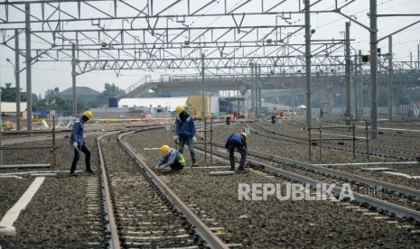 Menhub Tinjau Depo MRT. Pekerja menyelesaikan pengerjaan rel kereta di depo MRT, Lebak Bulus, Jakarta, Ahad (1/7).