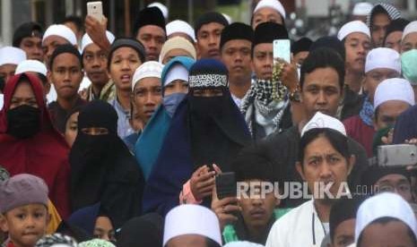 Ratusan ummat islam menghadiri Dzikir Akbar Palu Beristigfar di Anjungan Nusantara pantai Talise, Palu Sulawesi tengah, Jumat (12/10).