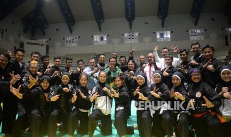 Menpora Imam Nahrawi saat mengunjungi pelatnas pencak silat di Padepokan Pencak Silat TMII, Jakarta, Kamis (12/7).