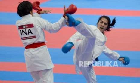 Karateka Indonesia Cokorda Istri Agung Sanistyarani (sabuk merah) saat melawan karateka Thailand Tippawan Khamsi pada babak perdelapan final cabang olahraga karate Asian Games 2018 kategori kelas 55 kilogram di JCC Plennary Hall, Jakarta, Ahad (26/8).