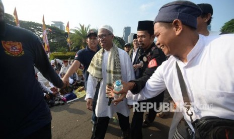 Buni Yani berjalan saat mengikuti  reuni aksi 212 di Lapangan Monumen Nasional, Jakarta, Ahad, (2/12).