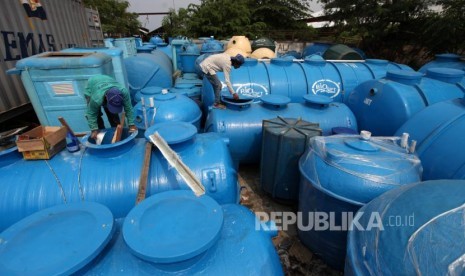 Pekerja mengecek septictank dan toliet portabel di industri rumahan (ilustrasi). Pemerintah Provinsi (Pemprov) Jawa Barat (Jabar) akan memberikan bantuan pembuatan septictank ke 10 kelurahan di Kota Depok. Bantuan ini untuk menyediakan sanitasi layak untuk rumah warga.