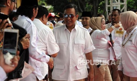 Sekretaris Jenderal Partai Gerindra Ahmad Muzani saat tiba pada acara puncak Hari Ulang Tahun ke-10 Partai Gerindra di Lapangan Arcici, Cempaka Putih, Jakarta, Ahad (11/3).