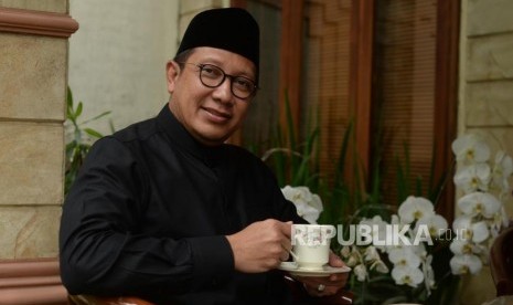 Menteri Agama RI,  Lukman Hakim Saifuddin saat  sesi foto bersama Republika di Jakarta, Sabtu (22/12).