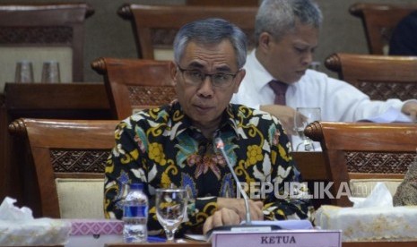 Ketua Dewan Komisioner OJK Wimboh Santoso mengikuti rapat kerja dengan Komis I di Kompleks Parlemen Senayan, Jakarta, Senin (11/4).