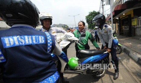 Operasi Parkir Liar. Suku Dinas Perhubungan Jakarta Pusat  melakukan penertiban kendaraan roda dua yang melakukan parkir liar di Jalan K.H Mas Mansyur, Jakarta Pusat, Kamis (2/11).