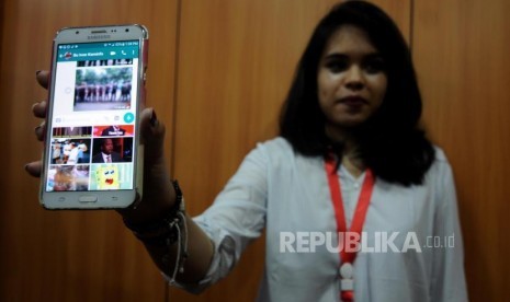 Konferensi Pers Konten Pornografi Whatsapp. Pegawai Kemkominfo memperlihatkan gambar GIF yang ada di aplikasi Whatsapp di Gedung Kementerian Komunikasi dan Informatika, Jakarta Pusat. (Ilustrasi)