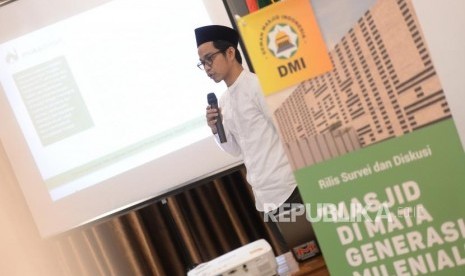 Masjid Di Mata Generasi Milenial. Peneliti Merial Institue Danial Iskandar Yusuf memberikan paparan hasil survei di Dewan Masjid Indonesia, Jakarta, Jumat (27/7).