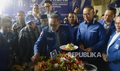 Ketua Umum PAN Zulkifli Hasan (tengah) memotong nasi tumpeng disaksikan Ketua Dewan Kehormatan Amien Rais dan Sekjen Eddy Soeparno saat perayaan HUT ke-21 PAN di Pluit, Jakarta, Jumat (23/8/2019).