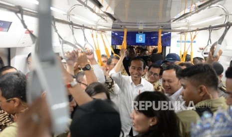 Mencoba MRT. Presiden Joko Widodo bersama jajaran menteri dan walikota mencoba moda raya terpadu (MRT) Ratangga Bundaran HI-Lebak Bulus, Jakarta, Selasa (19/3/2019).